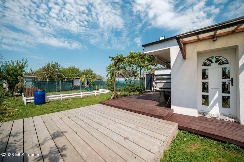 Branesti- Islaz Inchiriere casa mica, cu suflet, la curte,