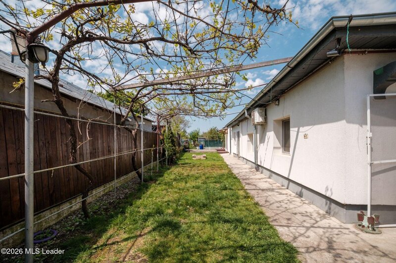 Branesti- Islaz Inchiriere casa mica, cu suflet, la curte,
