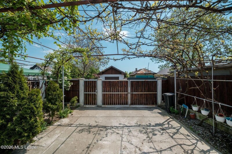 Branesti- Islaz Inchiriere casa mica, cu suflet, la curte,